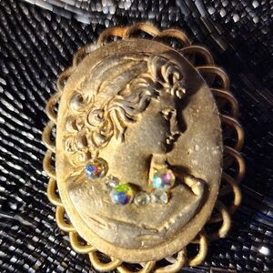 Vintage Goldtone Cameo Brooche